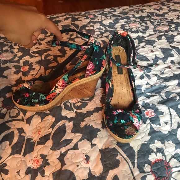 Floral open toed wedges - Picture 2 of 4